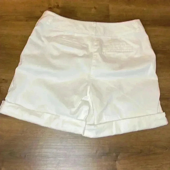 J. Jill Stretch Women’s 8 White Cuffed 6” Inseam Shorts - Picture 2 of 7
